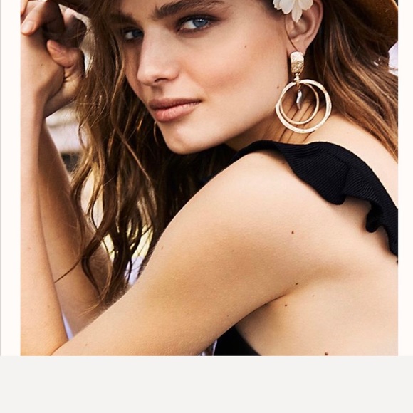 Free people freshwater hoop earring - Picture 2 of 14